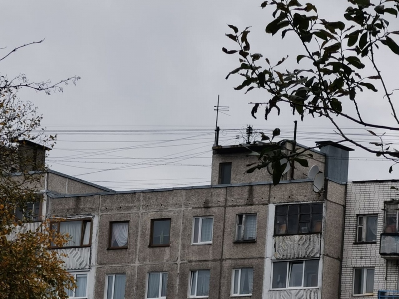 Управляющая компания отремонтировала крышу жилого дома в Мурманске только под присмотром судебных приставов Дом
