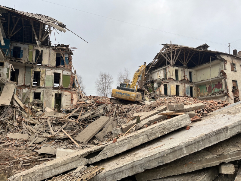 В Мурманской области сносят дом Дом