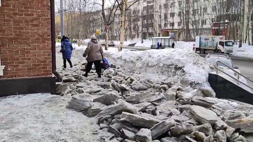 Улица в центре Мурманска превратилась в полосу препятствий Лед