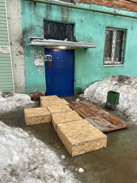 «Можно ноги сломать». Жители дома в Мурманской области просят о помощи Дом