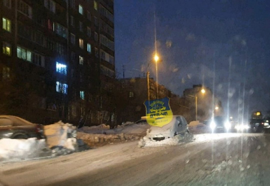 Посреди дороги в Мурманске появилось необычное препятствие Парковка автомобиля