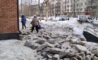 Улица в центре Мурманска превратилась в полосу препятствий Лед