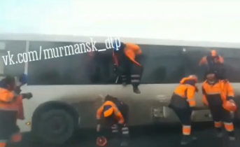Пассажиры горящего автобуса выбирались из окон Пожар