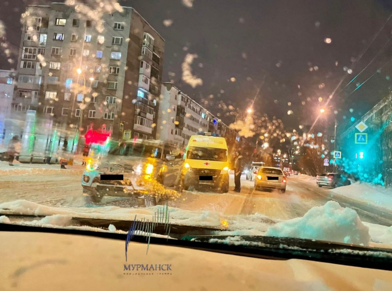 Автомобиль реанимации попал в аварию в Мурманске Авария