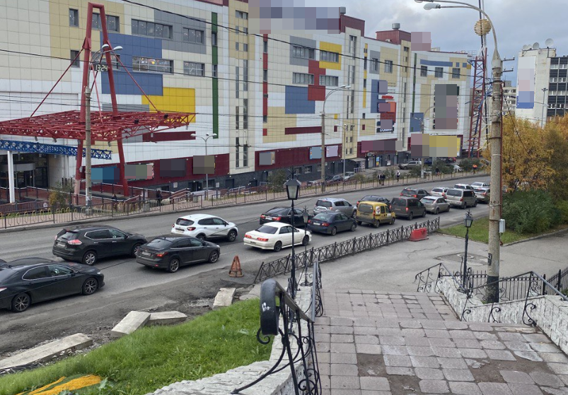 Водители встали в огромной пробке в центре Мурманска Пробка