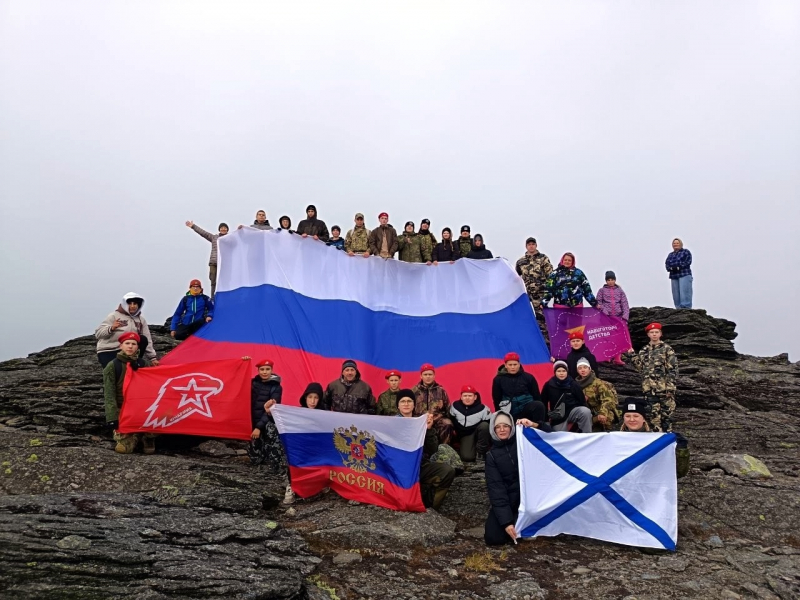 Северяне развернули флаг России на горе Аллуайв Флаг