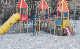 Вандалы испортили площадку в центре Мурманска Детская площадка