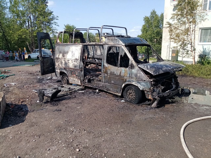 В Мурмашах дотла сгорел микроавтобус Пожар