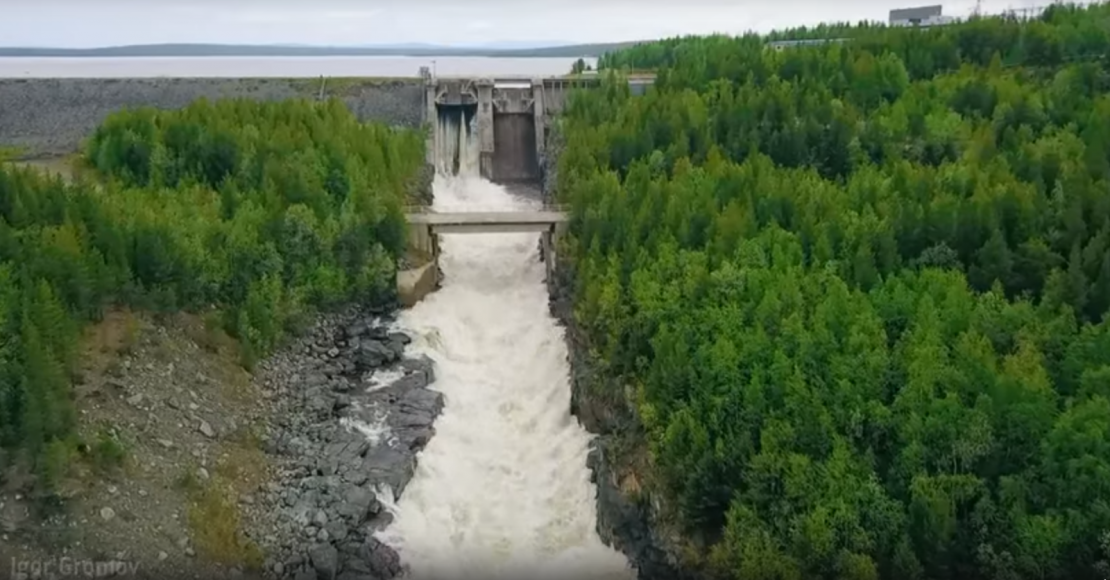 Мощный водосброс в Мурманской области запечатлели с высоты птичьего полета Водосброс
