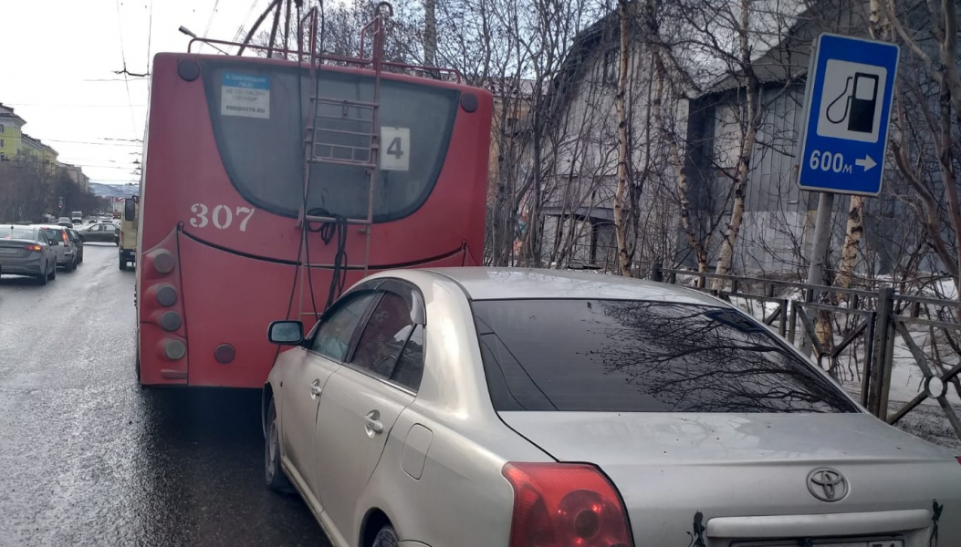 В Мурманске водитель «Тойоты» врезался в троллейбус ДТП
