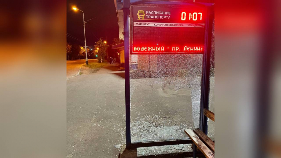 Вандалы разгромили остановку в Мурманске Остановка