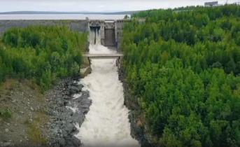 Мощный водосброс в Мурманской области запечатлели с высоты птичьего полета Водосброс