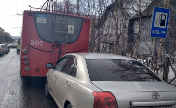 В Мурманске водитель «Тойоты» врезался в троллейбус ДТП