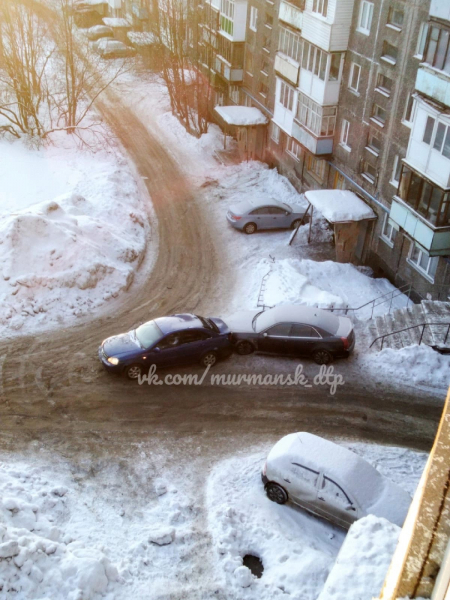 Момент аварии в мурманском дворе попал на видео Авария