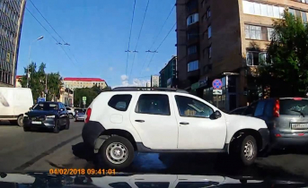 Момент аварии в центре Мурманска попал на видео Авария