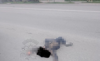 Мужчина на дороге Мужчина