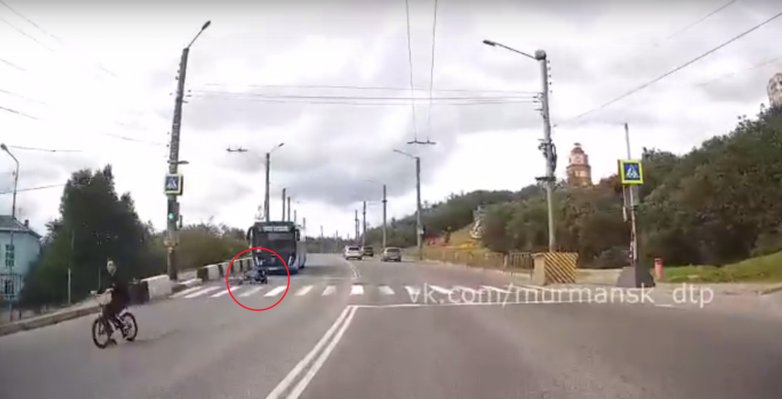 Велосипедист чудом избежал трагедии на пешедохном переходе в Мурманске