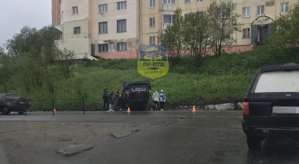 Машина перевернулась на крышу на дороге в Мурманской области Автомобиль