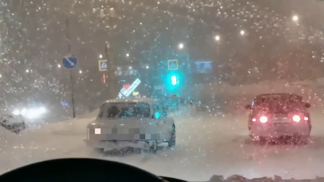 Опасная езда на дороге в Мурманске попала на видео Дорога