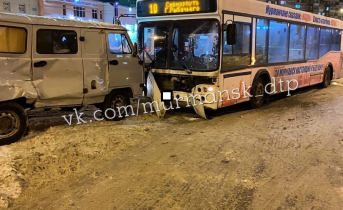 Пассажирский автобус в Мурманске попал в аварию Авария