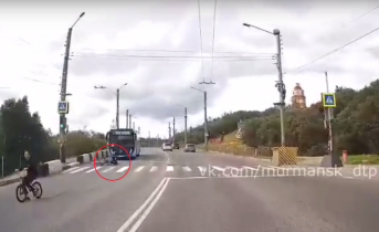 Велосипедист чудом избежал трагедии на пешедохном переходе в Мурманске Велосипедист чудом избежал трагедии на пешедохном переходе в Мурманске