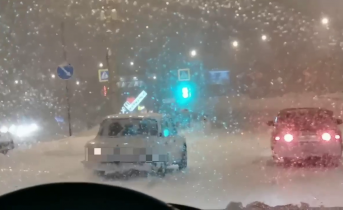 Опасная езда на дороге в Мурманске попала на видео Дорога