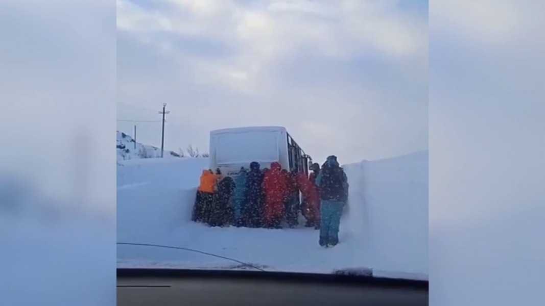 Туристы вызволили автобус из снежной ловушки в Мурманской области Автобус в сугробе