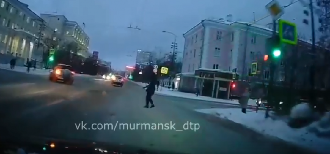 В центре Мурманска пешеход чуть не угодил под колеса автомобиля Пешеход