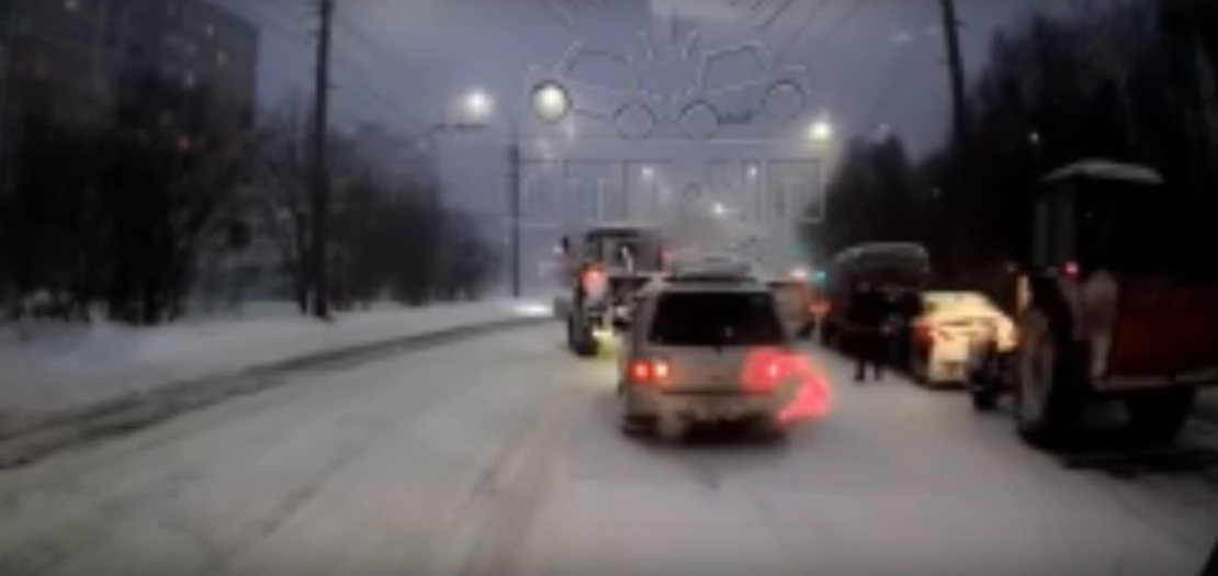 Момент ДТП с трактором в Мурманске попал на видео ДТП
