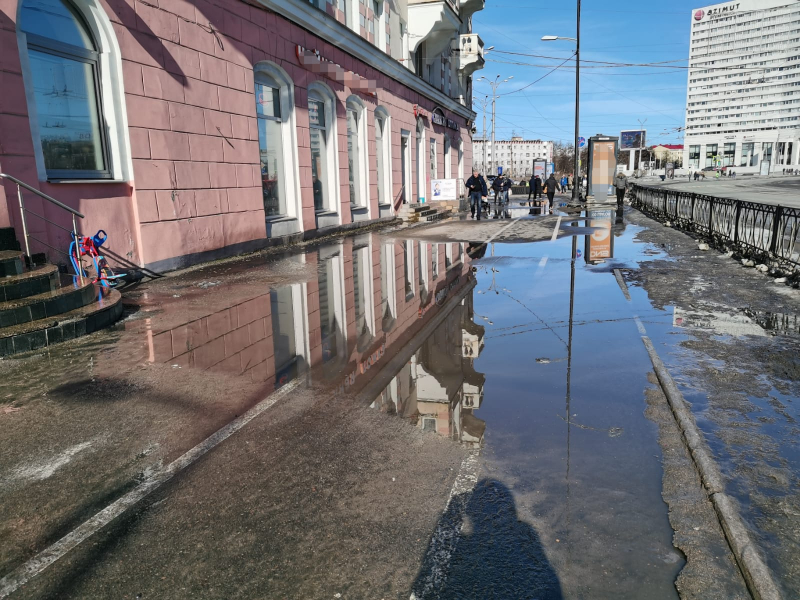 Улицы в Мурманске превратились в непроходимую водную преграду Вода