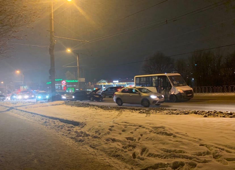 В Мурманске из-за аварии образовалась большая пробка Авария