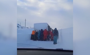 Туристы вызволили автобус из снежной ловушки в Мурманской области Автобус в сугробе