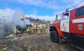 На территории бывшего лимонадного завода в Североморске произошел пожар Пожар