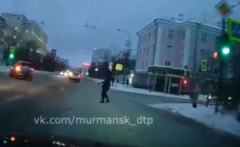 В центре Мурманска пешеход чуть не угодил под колеса автомобиля Пешеход