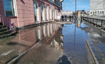 Улицы в Мурманске превратились в непроходимую водную преграду Вода