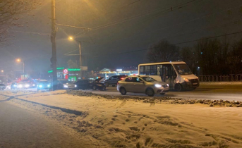 В Мурманске из-за аварии образовалась большая пробка Авария
