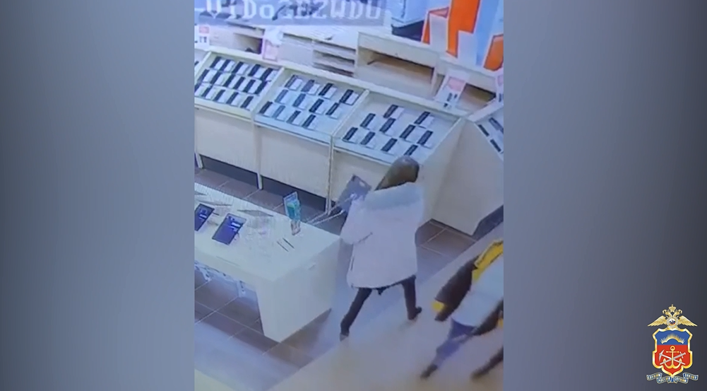 Наглая кража в магазине в Заполярье попала на видео Кража