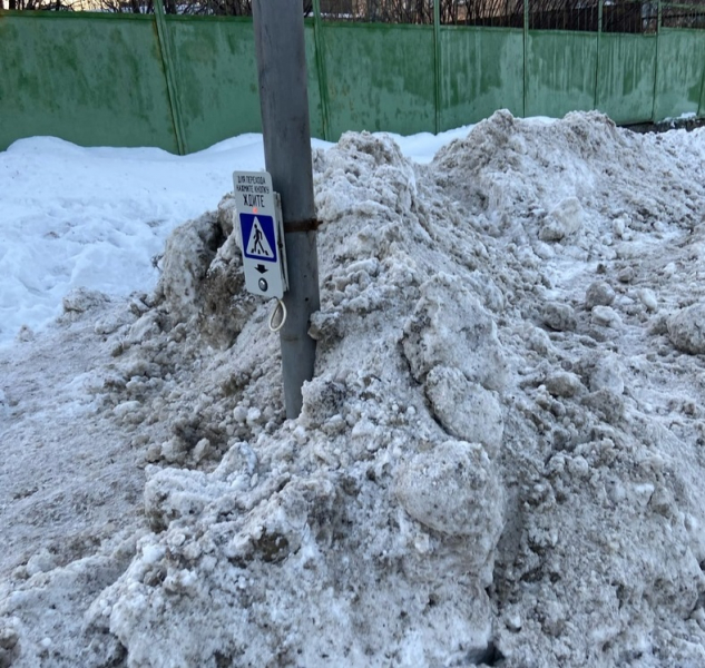 В Мурманске завалили снегом важную кнопку Светофор