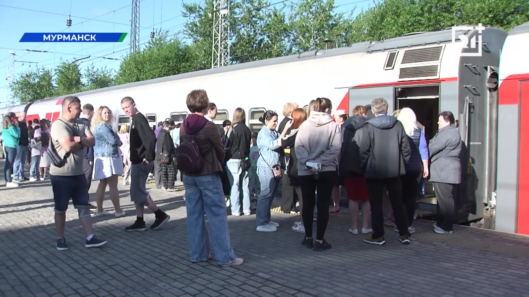 300 юных северян отправились в отпуск в Крым Мурманск