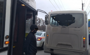 Маршрутка и автобус столкнулись около остановки в Мурманске Авария