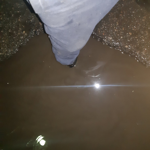 Во дворе в Мурманске северяне проваливаются в огромную лужу Яма