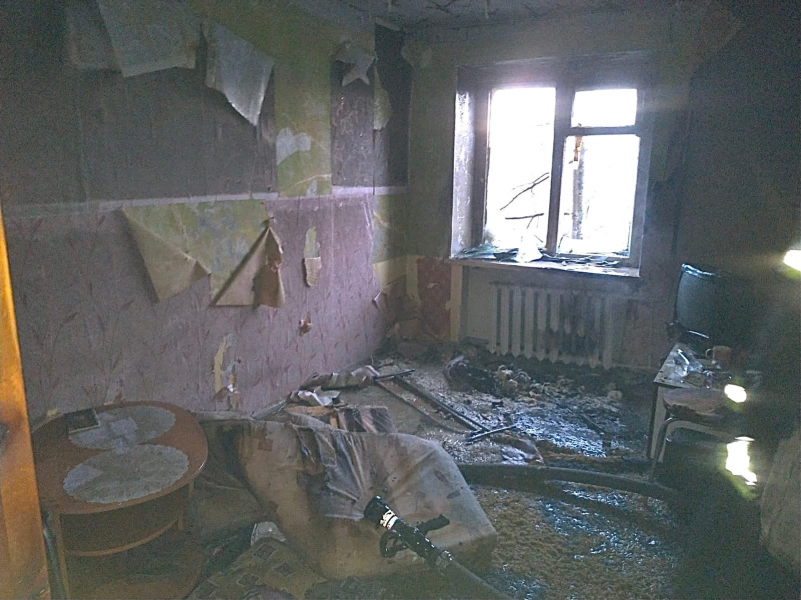 Двоих детей с 4 этажа спасли во время пожара в Мурманской области Квартира после пожара