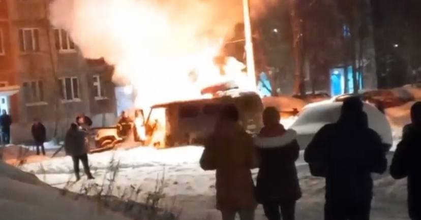 Полыхающий автомобиль в Мурманской области попал на видео Пожар
