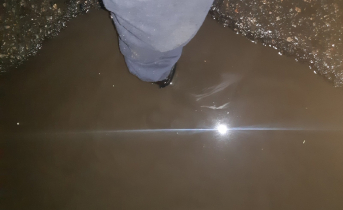 Во дворе в Мурманске северяне проваливаются в огромную лужу Яма