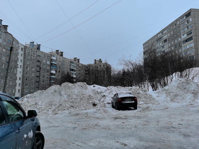 Мурманчане возмущены снежными завалами во дворах Снежная горка