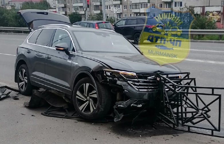 В Мурманске внедорожник влетел в забор Автомобиль