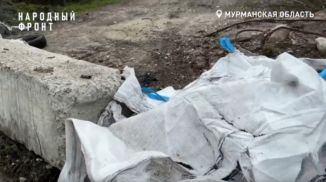 Гора мусора высотой с ребёнка появилась в Мурманске Мусор