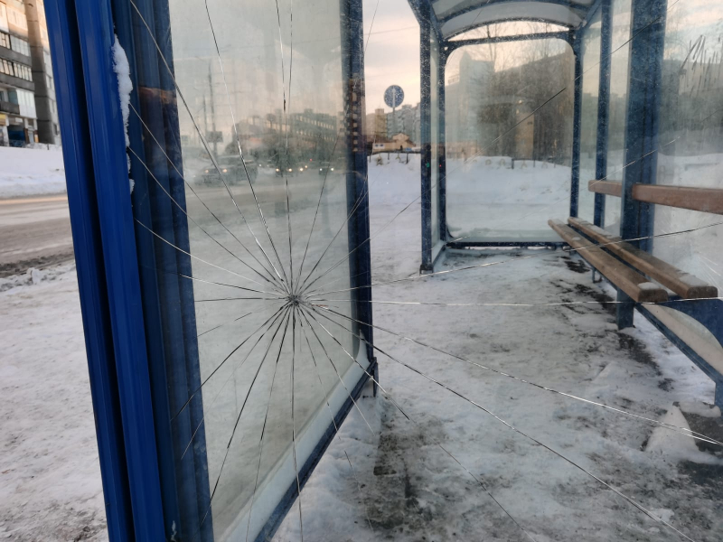 Вандалы разгромили остановку в центре Мурманска Вандализм