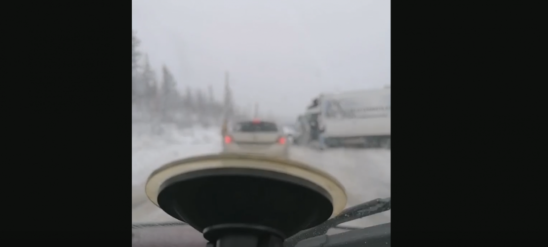 Из-за аварии на трассе в Мурманской области образовалась пробка Авария