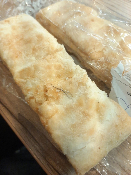 Неприятная находка после покупки в продуктовом магазине в Мурманске возмутила северянку слойка